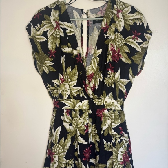 MINKPINK Pants - MINKPINK Floral V-Neck Romper 🌸 Size XS EXTRA SMALL 🌸
